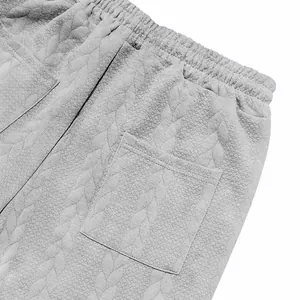 Primer plano de pantalones informales para hombre con textura jacquard y bolsillo.