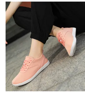 Vue détaillée des baskets de sport roses en flyknit respirant pour la marche et le plein air