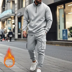 Chándal de hombre gris con forro polar, sudadera con media cremallera y joggers cargo