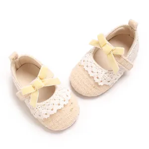 Süße beige Baby Mary Jane Schuhe mit Spitzenbesatz und gelber Samtschleife Detail