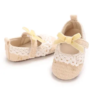 Süße Baby-Prinzessinnen-Lauflernschuhe mit eleganter Spitze und gelber Samtschleife.
