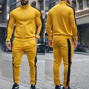 Detalle del chándal amarillo para hombre con rayas laterales negras y cuello alto casual