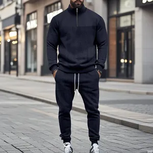 Primer plano de la textura jacquard con trenzas de este chándal azul marino para hombre