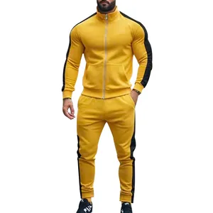 Vista detallada de un chándal amarillo para hombre con rayas laterales negras y cuello.