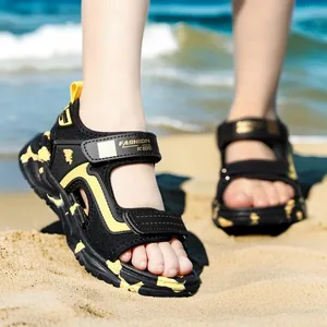 Klassische leichte Kinder-Sandalen in Schwarz und Gelb für den Sommer am Strand