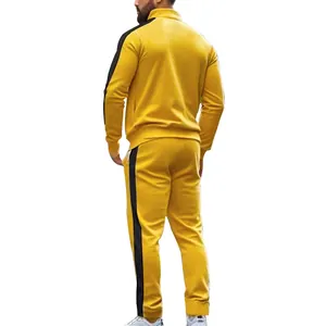 Vista trasera de chándal amarillo para hombre con franjas laterales negras y cuello alto