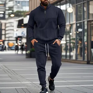 Chándal de jacquard azul marino para hombre con top de cremallera corta y jogger.