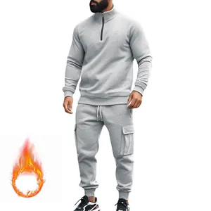 Vista detallada de un chándal gris de forro polar para hombre con sudadera y pantalones cargo