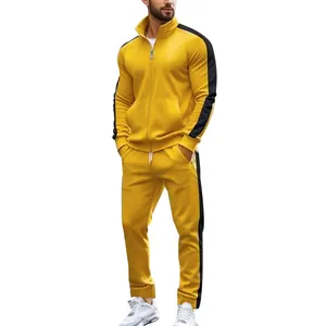 Chándal de hombre amarillo de dos piezas con rayas laterales negras y cuello alto