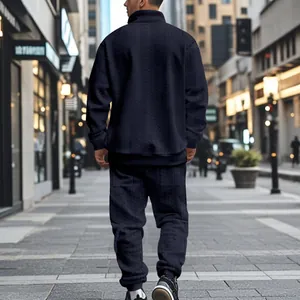 Vista trasera detallada de un chándal jacquard azul marino para hombre en la calle