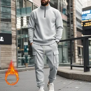 Detalle de chándal gris de felpa para hombre con sudadera con cremallera y cargo.