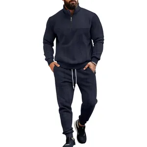 Vista detallada de la textura jacquard azul marino de este chándal de dos piezas para hombre