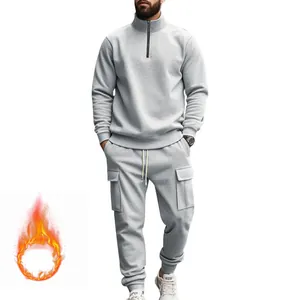 Detalle del chándal de forro polar gris para hombre con jersey de media cremallera y cargo