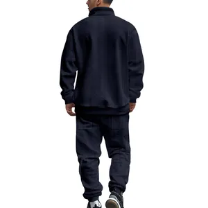 Vista trasera de chándal de jacquard azul marino para hombre con textura de punto de cable