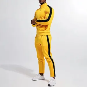 Vista lateral de un chándal amarillo para hombre con rayas negras y cuello alto deportivo