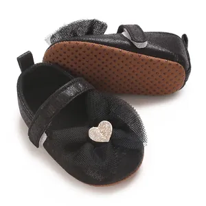 Detailansicht schwarzer Baby-Prinzessin-Schuhe mit Herzschleife und Antirutschsohle