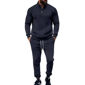 Vista detallada del chándal de jacquard azul marino para hombre con tela texturizada