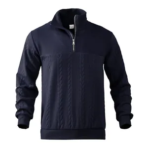 Vista detallada de la sudadera azul marino para hombre con cremallera y punto de ochos.