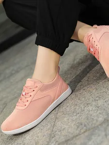 Baskets roses confortables en maille respirante pour la marche et le sport.