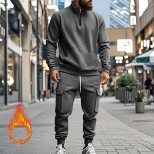 Detalle del conjunto de chándal de forro polar gris antracita y pantalones cargo
