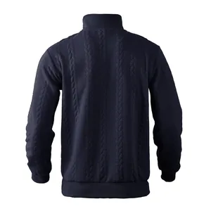 Vista trasera detallada de sudadera de punto trenzado azul marino para hombre chic