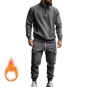 Vista detallada del chándal polar gris para hombre con cremallera y pantalones cargo