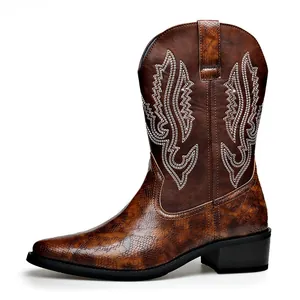 Braune Herren Westernstiefel im Retro-Look mit weißer Stickerei und Schlangenmuster.