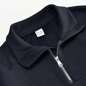 Primer plano de sudadera de jacquard azul marino para hombre con media cremallera.