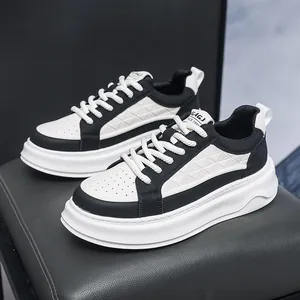 Gedetailleerd overzicht van stijlvolle zwart-witte casual sneakers met dikke zool voor elke dag