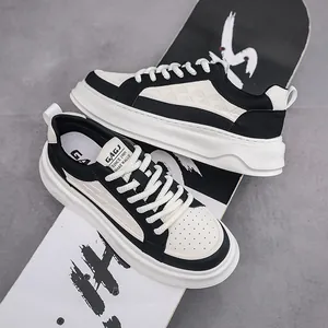 Gedetailleerd zicht op herfst zwart-witte lederen sneakers met dikke zool op skateboard