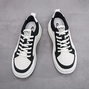 Bovenaanzicht van dikke zwart-witte leren sneakers met zeer dikke platformzolen