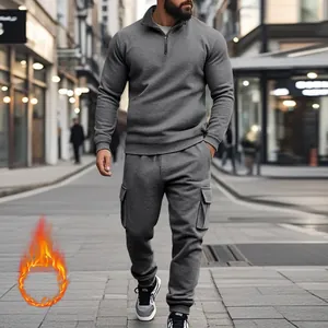 Vista completa del chándal deportivo gris para hombre con pantalones cargo y cremallera