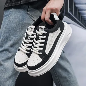 Gedetailleerde macro-weergave van zwart-witte lederen platform sneakers met stiksels