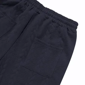 Detalle de los pantalones deportivos de punto jacquard azul marino con bolsillo
