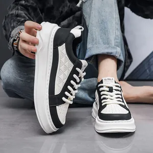 Gedetailleerd overzicht van zwart-witte dikke sneakers met dikke zolen en geometrische patronen
