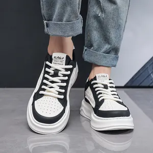 Detail van zwart-witte leren sneakers met dikke zolen en een gewatteerd ontwerp