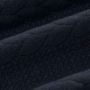 Primer plano detallado de tela jacquard acolchada azul marino para chándal de moda masculina