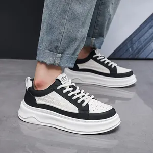 Detailweergave van zwart-witte platform sneakers met getextureerde lederen afwerking