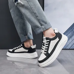 Gedetailleerd zijaanzicht van stijlvolle zwart-witte sneakers met dikke zolen aan