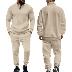 Vista frontal y trasera de chándal de dos piezas beige texturizado para hombre moderno