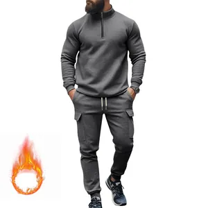 Chándal deportivo gris para hombre forrado de vellón con cremallera y pantalón cargo.