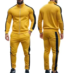 Chándal de hombre color amarillo mostaza con rayas negras para deporte y uso diario