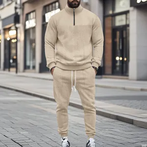 Vista completa de un chándal beige de punto jacquard para hombre puesto en un modelo