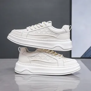 Gedetailleerd zijaanzicht van roomwitte chunky platform sneakers met driehoekig patroon
