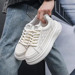 Detailweergave van witte plateau sneakers met driehoekige patronen en dikke zolen.