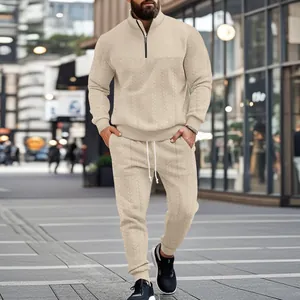 Conjunto de chándal beige de dos piezas para hombre con textura jacquard detallada