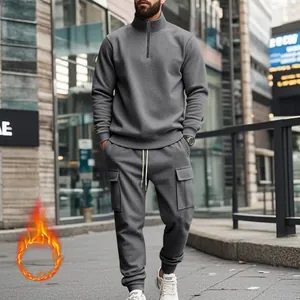 Vista completa de un chándal de forro polar gris para hombre en un entorno urbano