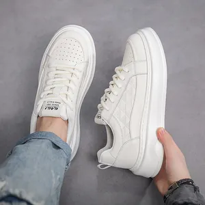 Detailopname van witte leren platform sneakers met geometrische textuur