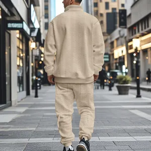 Vista trasera de chándal beige para hombre con patrón de jacquard detallado.