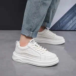 Detailopname van witte platform sneakers van leer met driehoekspatroon en dikke zool